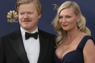 Kirsten Dunst mit ihrem Ehemann Jesse Plemons 2018 bei den Emmy Awards.