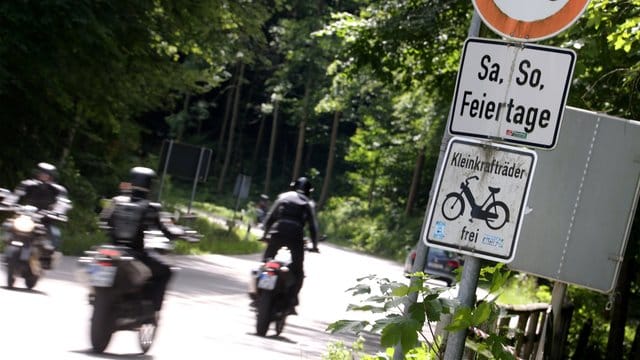 Laut einer Umfrage des Meinungsforschungsinstituts YouGov ärgern sich 48 Prozent der Befragten über Motorradlärm. Laut einer Umfrage des Meinungsforschungsinstituts YouGov ärgern sich 48 Prozent der Befragten über Motorradlärm.