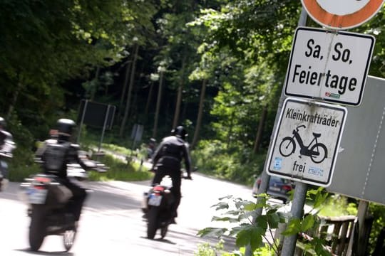 Laut einer Umfrage des Meinungsforschungsinstituts YouGov ärgern sich 48 Prozent der Befragten über Motorradlärm.
