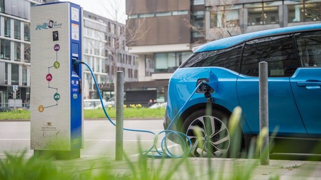 Beim Tanken an der Ladesäule können Autofahrer oftmals nur mit sehr viel Aufwand feststellen, was sie der Strom kosten wird, bemängelt der ADAC.