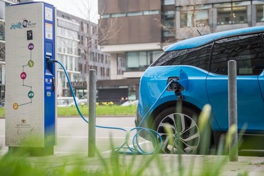 Beim Tanken an der Ladesäule können Autofahrer oftmals nur mit sehr viel Aufwand feststellen, was sie der Strom kosten wird, bemängelt der ADAC.