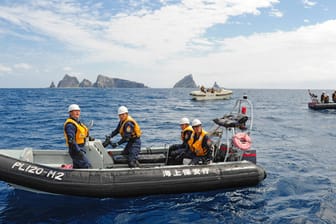 Die japanische Küstenwache: Ein Team musste ein Mann aus dem Wasser bergen, zudem werden Crewmitglieder vermisst (Symbolbild).