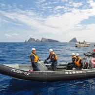 Die japanische Küstenwache: Ein Team musste ein Mann aus dem Wasser bergen, zudem werden Crewmitglieder vermisst (Symbolbild).