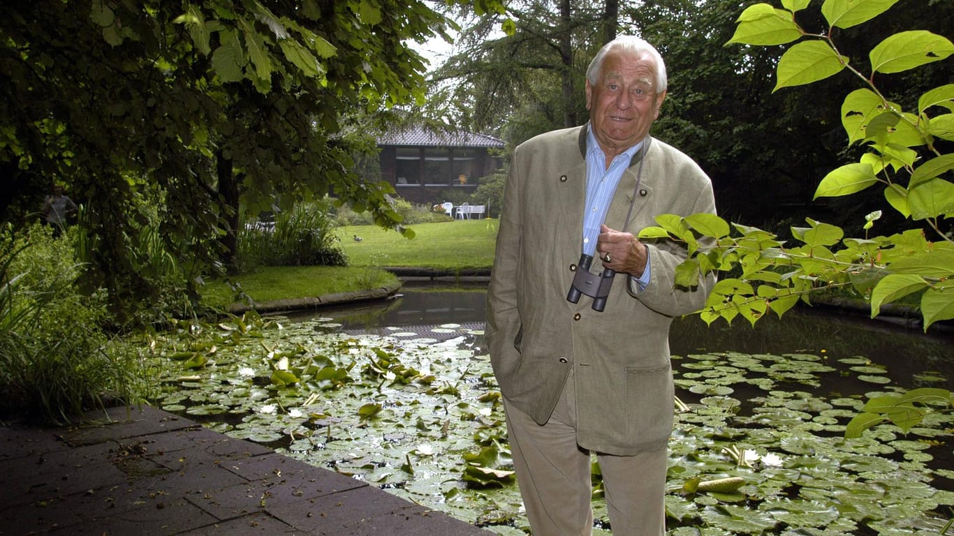 Der Tierfilmer Heinz Sielmann im Garten seines Hauses: Die Villa ist nach dem Tod seiner Frau an seine Stiftung gespendet worden.