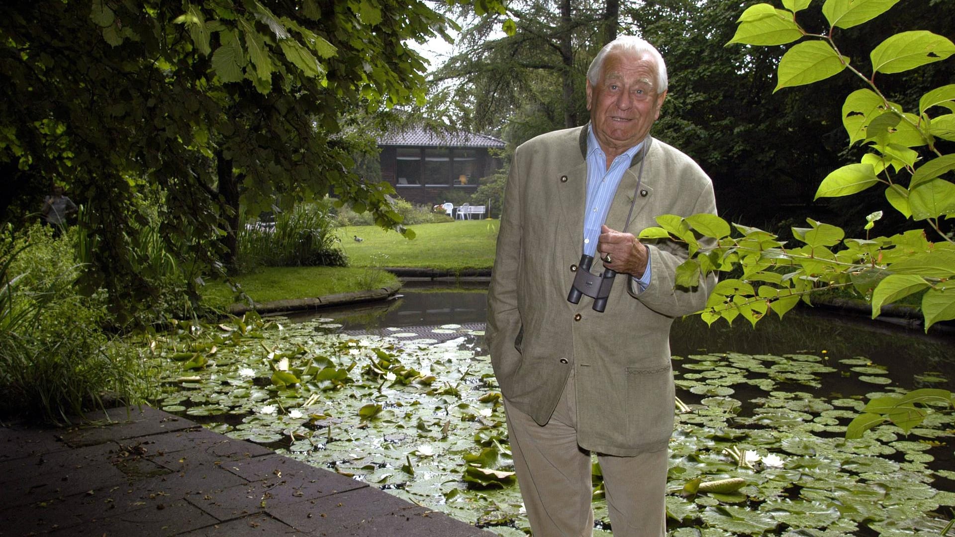 Der Tierfilmer Heinz Sielmann im Garten seines Hauses: Die Villa ist nach dem Tod seiner Frau an seine Stiftung gespendet worden. Der Tierfilmer Heinz Sielmann im Garten seines Hauses: Die Villa ist nach dem Tod seiner Frau an seine Stiftung gespendet worden.