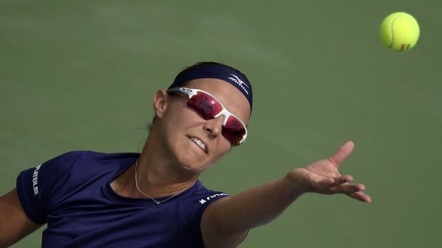 Kirsten Flipkens beim Aufschlag.