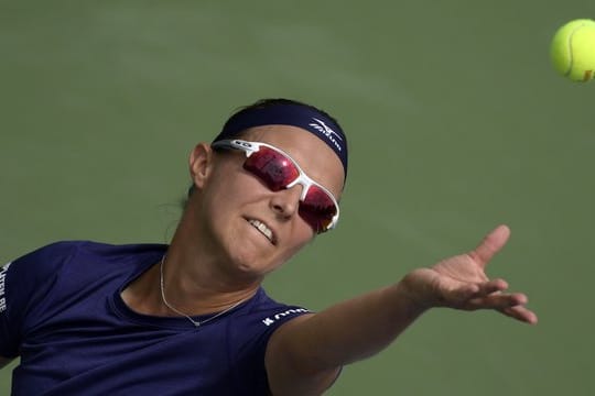 Kirsten Flipkens beim Aufschlag.