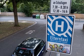 Das Schild „Elterntaxi“ steht vor der Grundschule Grimsehlweg in Hannover.