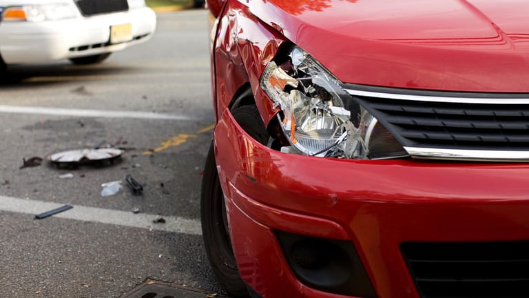 Autounfall: Manche Autofahrer entrichten das Geld für ihre Autoversicherung einmal im Jahr, andere präferieren eine monatliche Zahlung.