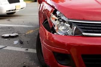 Autounfall: Manche Autofahrer entrichten das Geld für ihre Autoversicherung einmal im Jahr, andere präferieren eine monatliche Zahlung.
