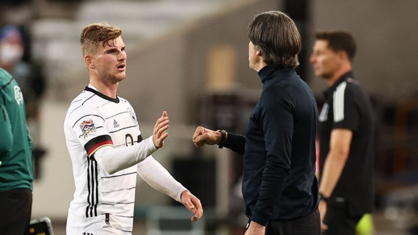 DFB-Coach Joachim Löw Fußball bedankt sich bei seinem Stürmer Timo Werner.