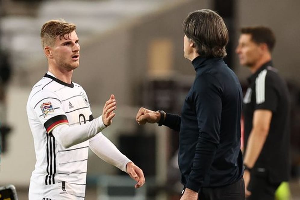 DFB-Coach Joachim Löw Fußball bedankt sich bei seinem Stürmer Timo Werner.