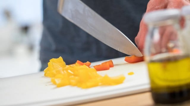 Ernährung: Bei der Zubereitung von gelben und roten Gemüsesorten sollte man Öl nicht vergessen. Erst dann kann der Körper sekundäre Pflanzenstoffe in Vitamin A umwandeln.