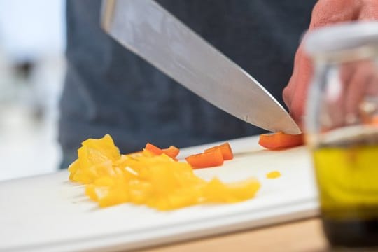 Ernährung: Bei der Zubereitung von gelben und roten Gemüsesorten sollte man Öl nicht vergessen. Erst dann kann der Körper sekundäre Pflanzenstoffe in Vitamin A umwandeln.