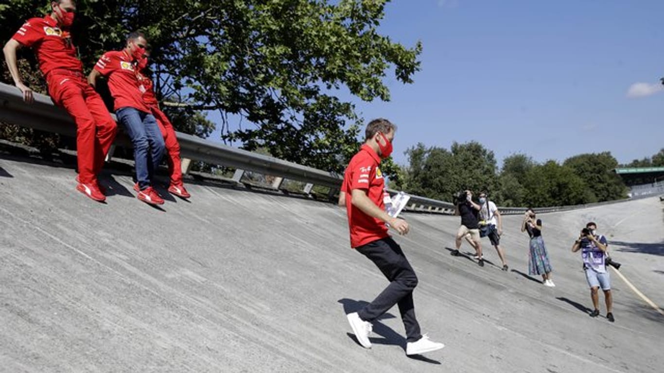 Ferrari-Pilot Sebastian Vettel läuft die Steilkurve der alten Rennstrecke von Monza ab.