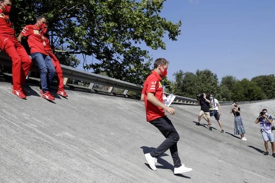 Ferrari-Pilot Sebastian Vettel läuft die Steilkurve der alten Rennstrecke von Monza ab.