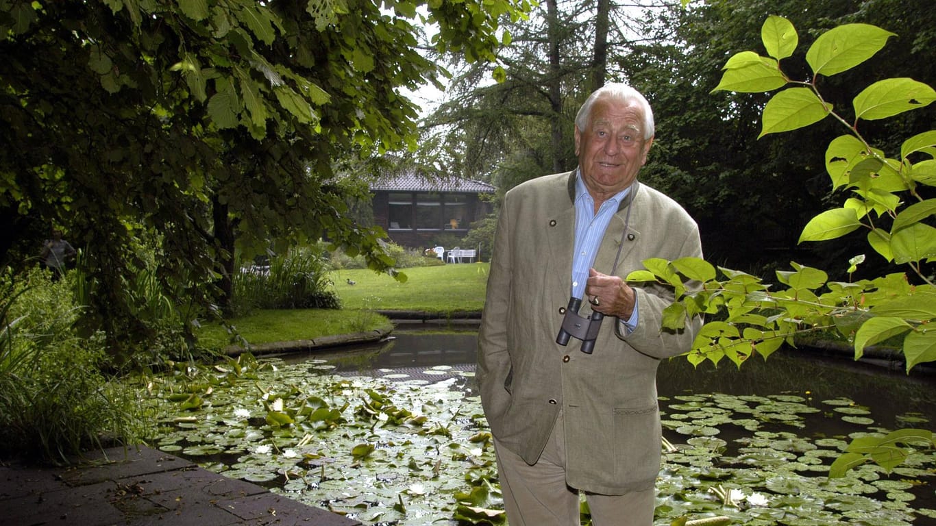Im Jahr 2003: Tierfilmer Heinz Sielmann im Garten seines Hauses in Obermenzin in München, die Villa wird nun verkauft.