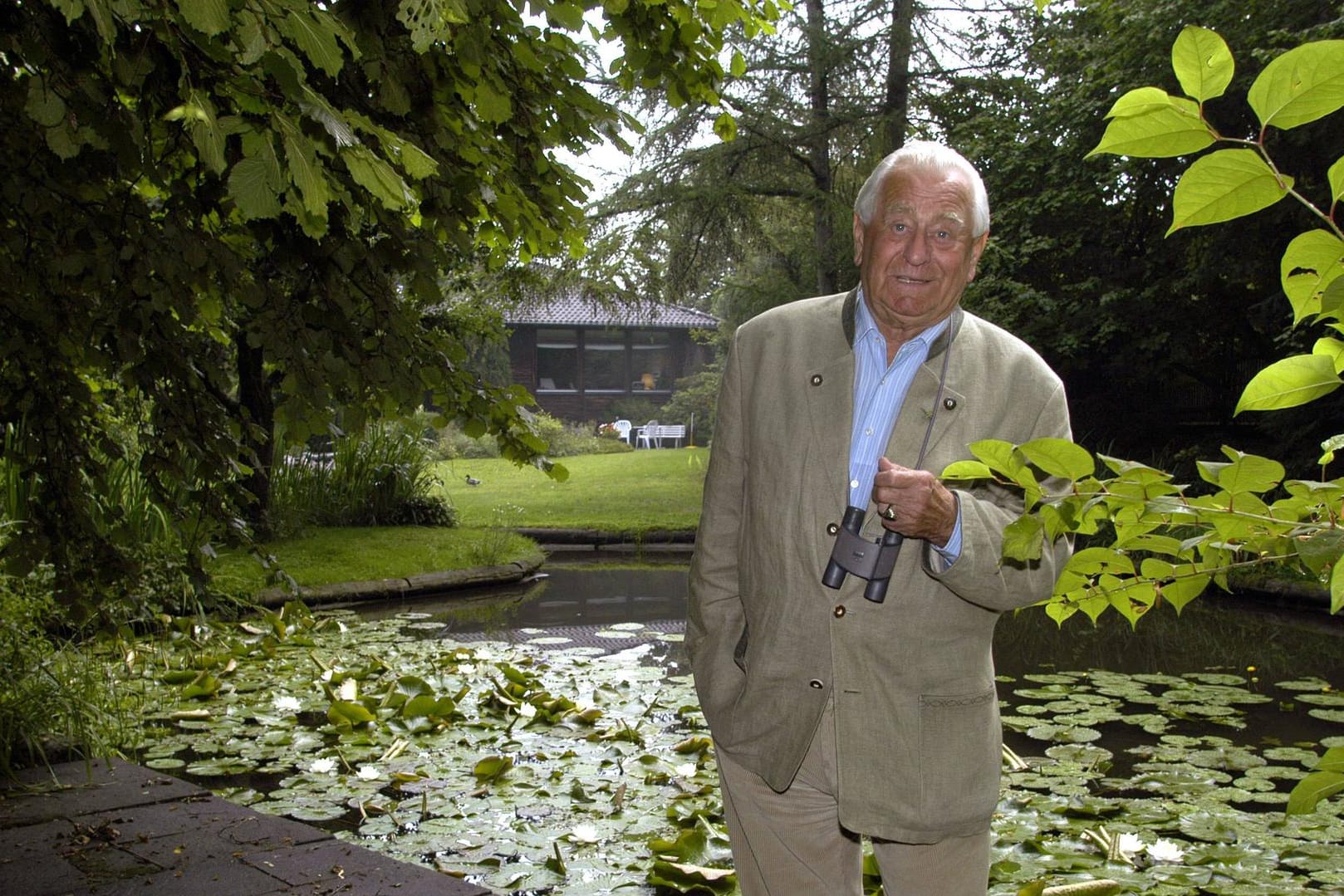 Im Jahr 2003: Tierfilmer Heinz Sielmann im Garten seines Hauses in Obermenzin in München, die Villa wird nun verkauft.