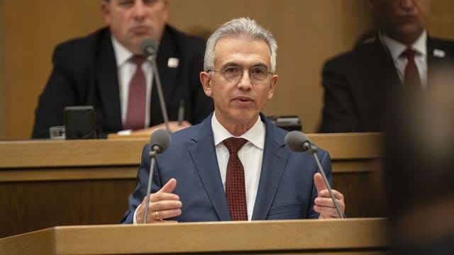 Frankfurts OB Peter Feldmann (SPD) beantwortet Fragen der Stadtverordneten: Er verdient als OB rund 170.000 Euro im Jahr. Hinzu kommen Einkünfte aus Nebentätigkeiten. Frankfurts OB Peter Feldmann (SPD) beantwortet Fragen der Stadtverordneten: Er verdient als OB rund 170.000 Euro im Jahr. Hinzu kommen Einkünfte aus Nebentätigkeiten.