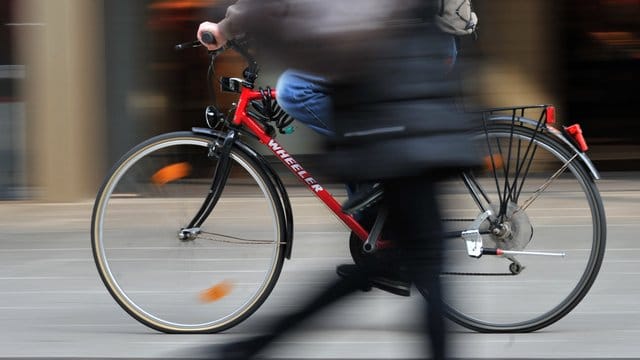 Einen Gang zurückschalten: Auch dort, wo es erlaubt ist, dürfen Radler in der Fußgängerzone nur im Schritttempo fahren.