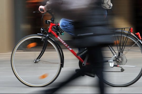 Einen Gang zurückschalten: Auch dort, wo es erlaubt ist, dürfen Radler in der Fußgängerzone nur im Schritttempo fahren.