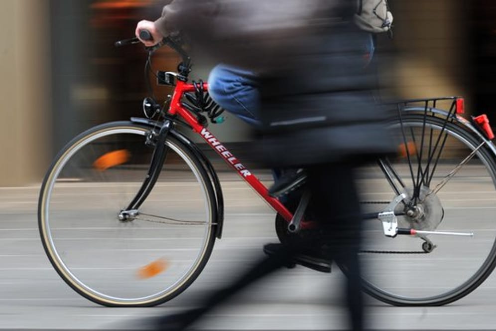 Einen Gang zurückschalten: Auch dort, wo es erlaubt ist, dürfen Radler in der Fußgängerzone nur im Schritttempo fahren.