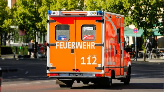 Krankenwagen fährt in Berlin (Symbolbild): Ein fünfjähriger Junge wird mit Beinbruch in ein Krankenhaus gebracht.