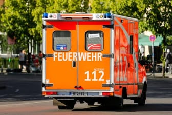 Krankenwagen fährt in Berlin (Symbolbild): Ein fünfjähriger Junge wird mit Beinbruch in ein Krankenhaus gebracht.