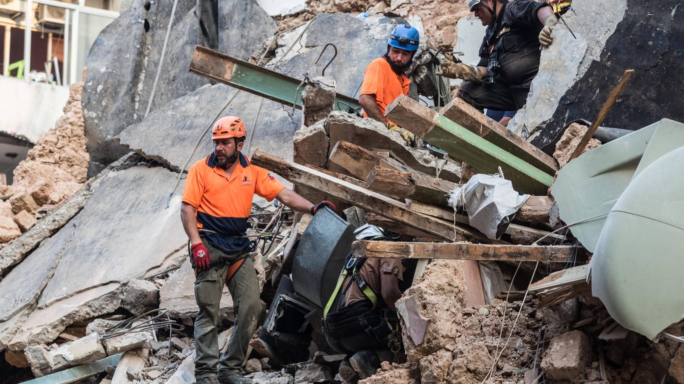 Beirut: Hilfskräfte sind an den Trümmern mit Freilegungen von Beton beschäftigt.