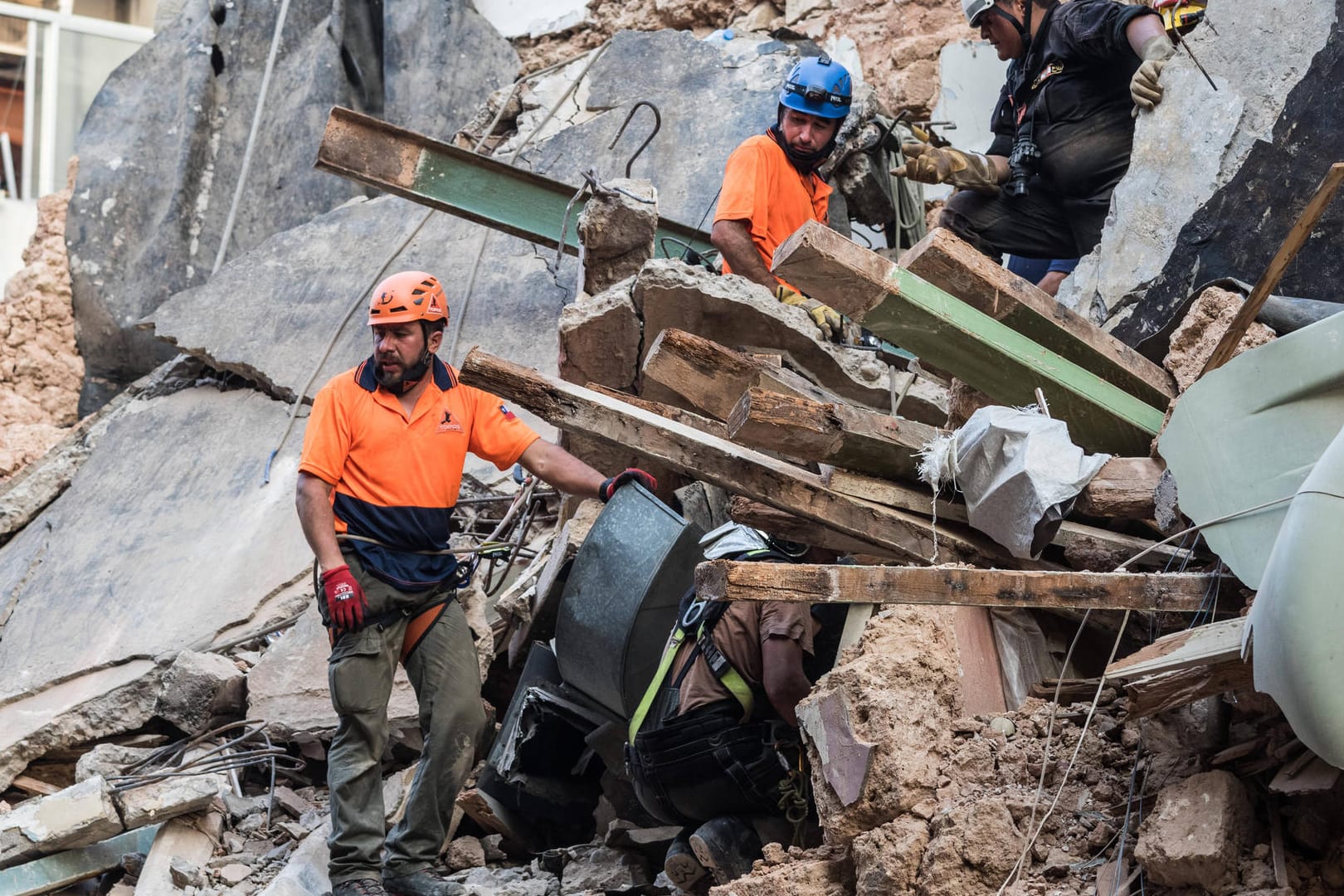 Beirut: Hilfskräfte sind an den Trümmern mit Freilegungen von Beton beschäftigt.