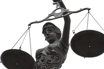 Eine Statue der Justitia mit einer Waage in ihrer Hand: Die Staatsanwaltschaft in Kiel erhebt Anklage gegen einen ehemaligen Polizeibeamten.
