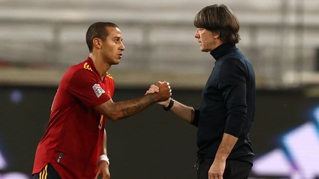 Der Spanier Thiago Alcantara und Bundestrainer Joachim Löw geben sich die Hand nach dem Spiel.