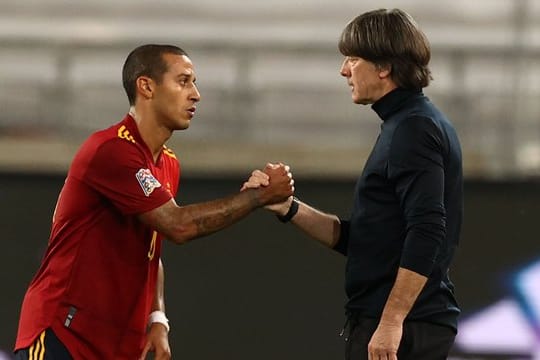 Der Spanier Thiago Alcantara und Bundestrainer Joachim Löw geben sich die Hand nach dem Spiel.