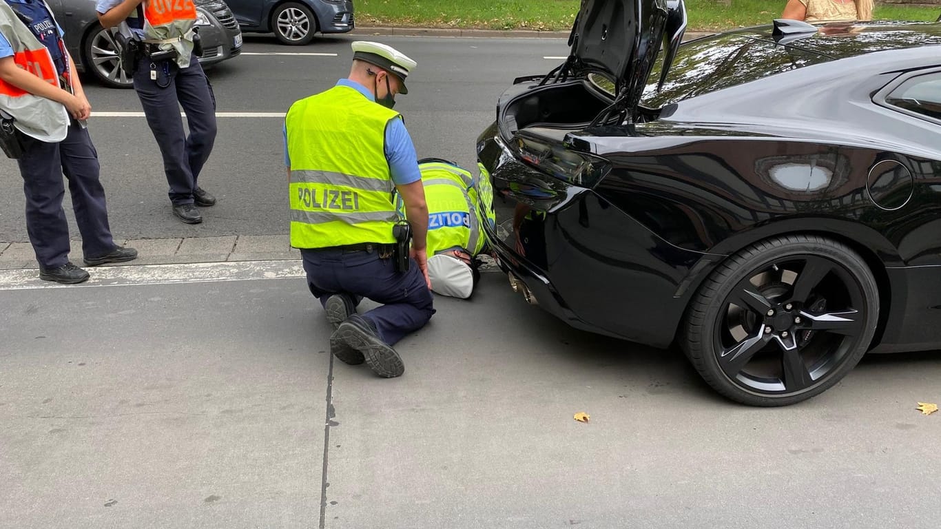 Die Polizei wirft einen Blick unter einen Sportwagen: In Mainz ist eine Kontrolle von sogenannten Autoposern durchgeführt worden.