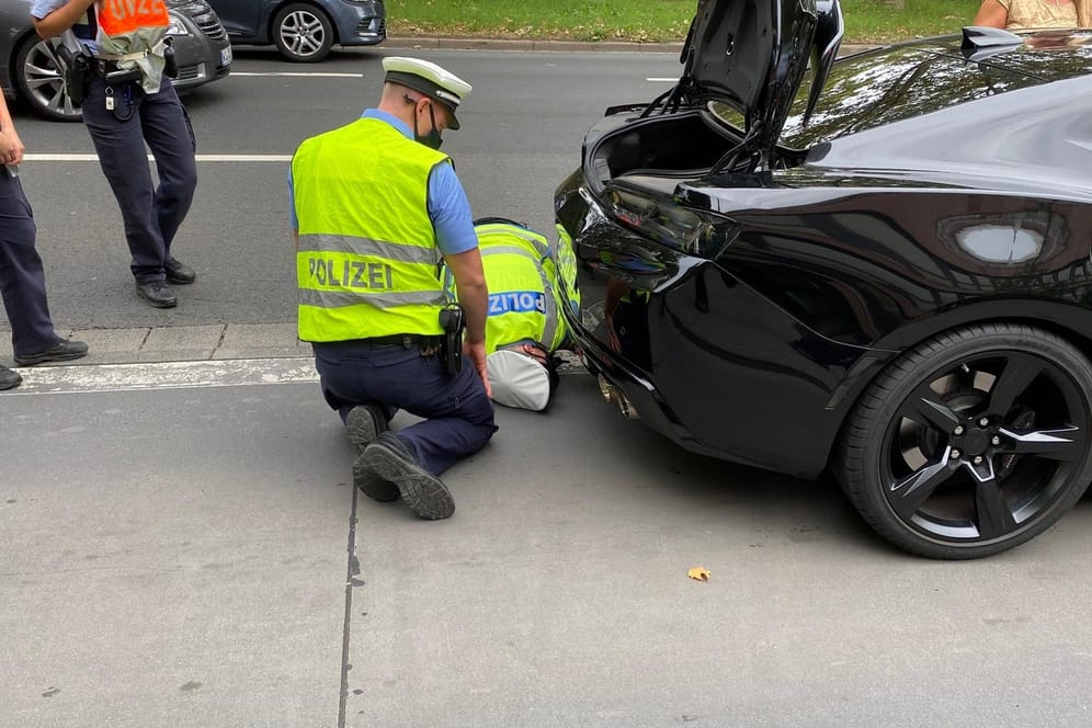 Die Polizei wirft einen Blick unter einen Sportwagen: In Mainz ist eine Kontrolle von sogenannten Autoposern durchgeführt worden.