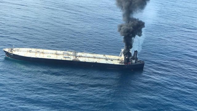 Rauch steigt von einem in Panama registrierten Öltanker etwa 38 Seemeilen (70 Kilometer) östlich von Sri Lanka auf. Rauch steigt von einem in Panama registrierten Öltanker etwa 38 Seemeilen (70 Kilometer) östlich von Sri Lanka auf.