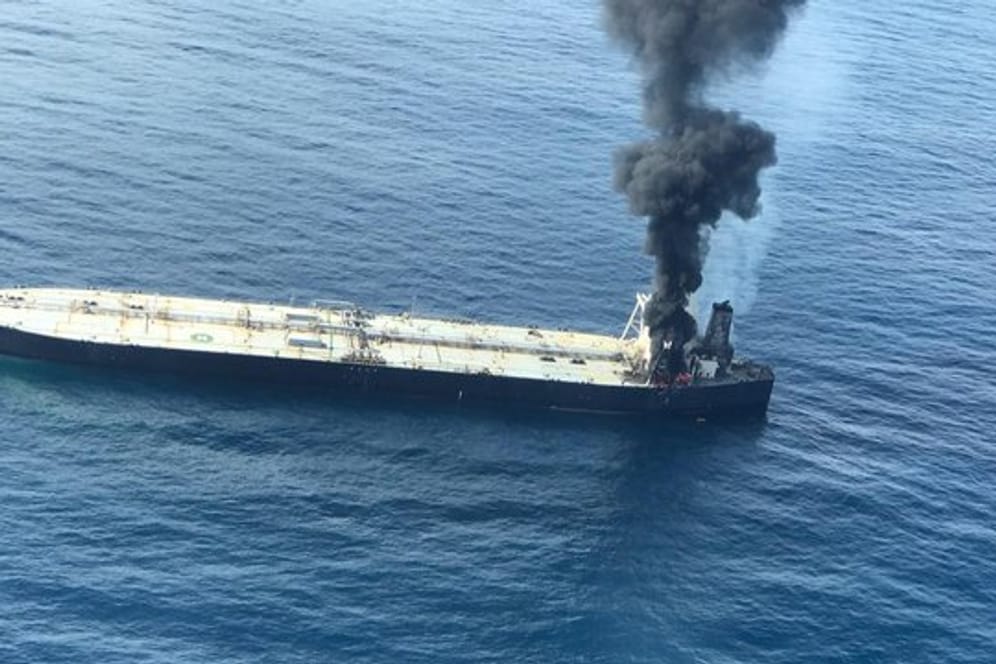 Rauch steigt von einem in Panama registrierten Öltanker etwa 38 Seemeilen (70 Kilometer) östlich von Sri Lanka auf.