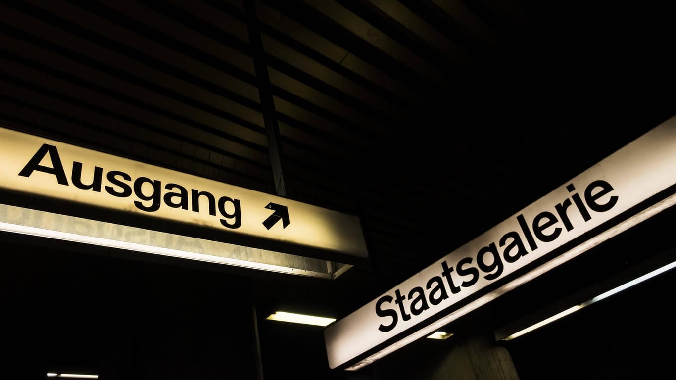 Ein Schild weist den Ausgang an der Haltestelle "Staatsgalerie": Die SSB nimmt die alte Haltestelle vom Netz.