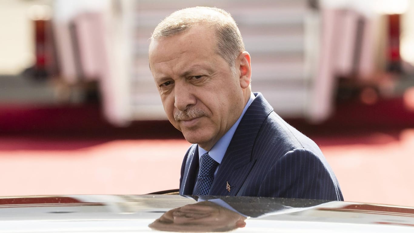 Recep Tayyip Erdogan starrt auf ein Auto (Archivbild): Der türkische Präsident hat eine Sonderverbrauchssteuer stark erhöht.