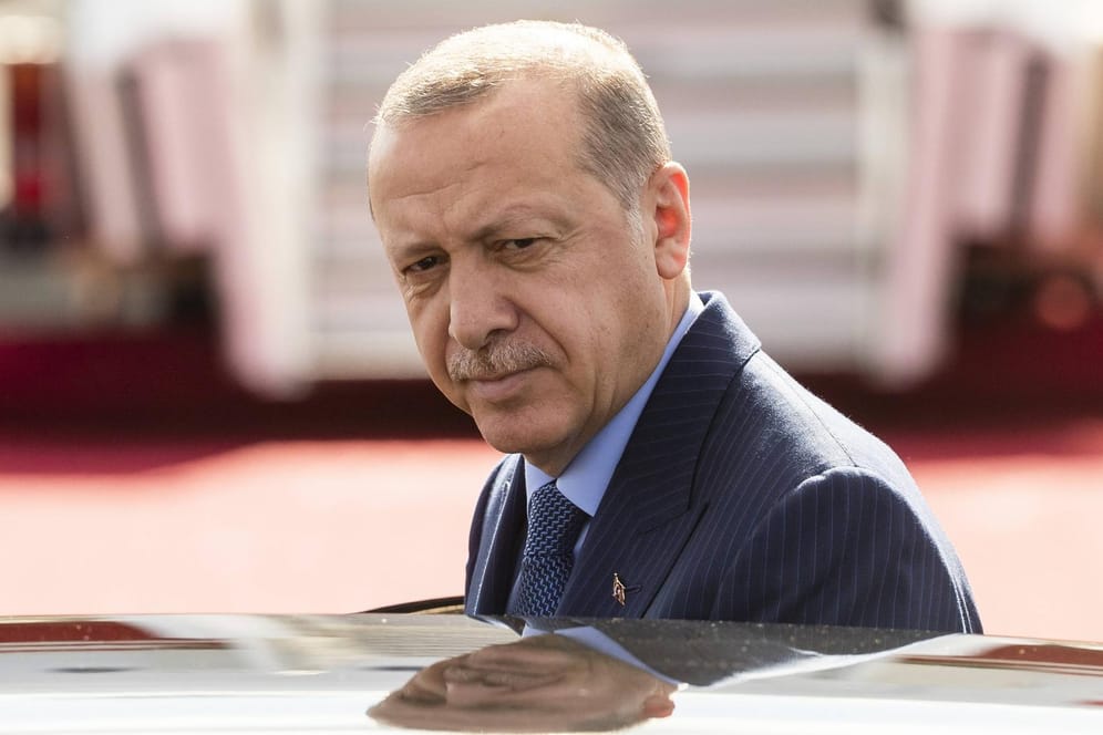 Recep Tayyip Erdogan starrt auf ein Auto (Archivbild): Der türkische Präsident hat eine Sonderverbrauchssteuer stark erhöht.