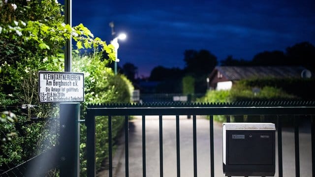 Eine Videoüberwachungsanlage steht am Eingangstor der Kleingartenanlage, in der sich zum damaligen Zeipunkt eine Gartenlaube befand, in der ein 27 Jahre alter Hauptverdächtiger den zehnjährigen Sohn seiner Lebensgefährtin missbraucht haben soll. Eine Videoüberwachungsanlage steht am Eingangstor der Kleingartenanlage, in der sich zum damaligen Zeipunkt eine Gartenlaube befand, in der ein 27 Jahre alter Hauptverdächtiger den zehnjährigen Sohn seiner Lebensgefährtin missbraucht haben soll.