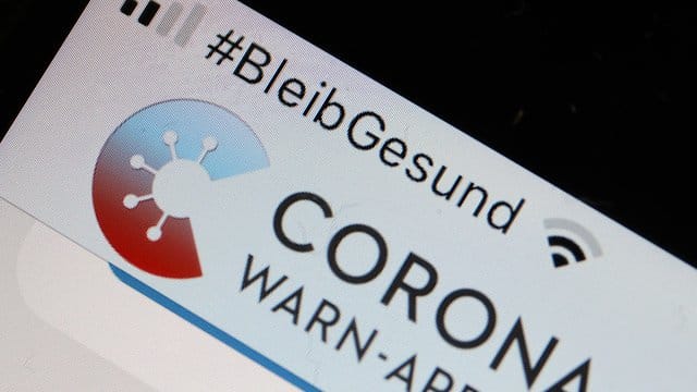 Die Corona-Warn-App mit der Seite zur Risiko-Ermittlung ist im Display eines Smartphone zu sehen. Die Corona-Warn-App mit der Seite zur Risiko-Ermittlung ist im Display eines Smartphone zu sehen.