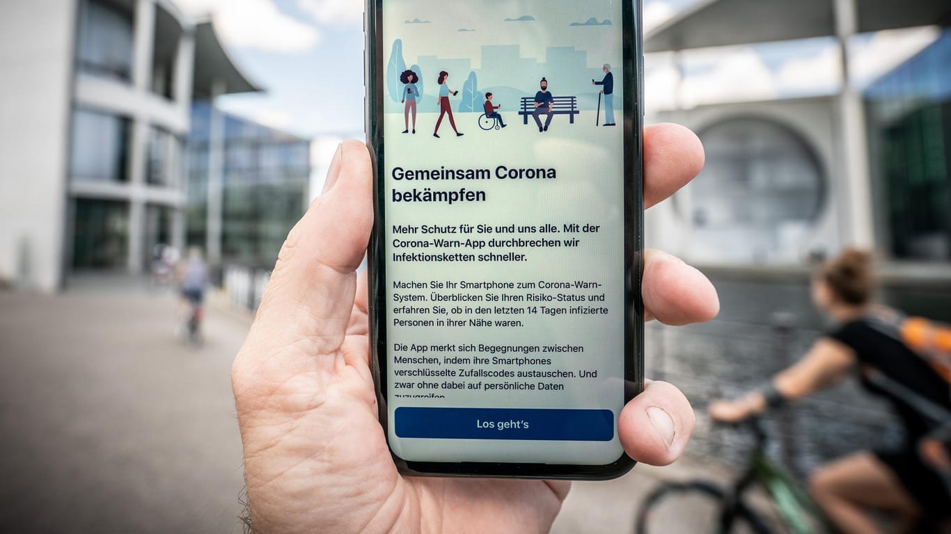 Die Startseite der Corona-Warn-App ist im Display eines Smartphone zu sehen: Mithilfe der App werden Bürger benachrichtigt, sollten Sie sich in der Nähe eines am Corona-Virus Erkrankten aufgehalten haben.