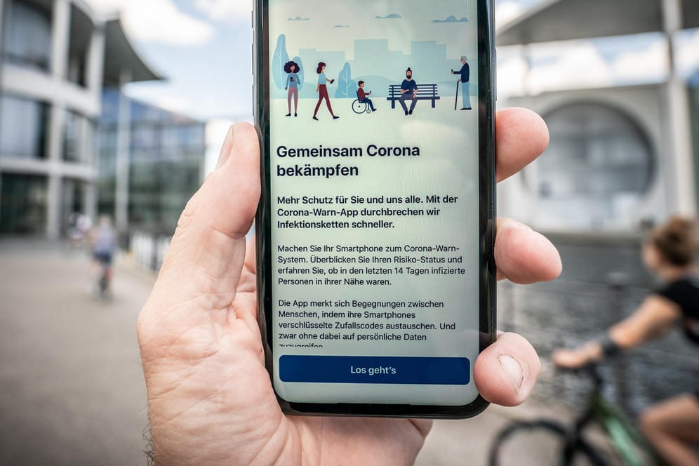 Die Startseite der Corona-Warn-App ist im Display eines Smartphone zu sehen: Mithilfe der App werden Bürger benachrichtigt, sollten Sie sich in der Nähe eines am Corona-Virus Erkrankten aufgehalten haben.