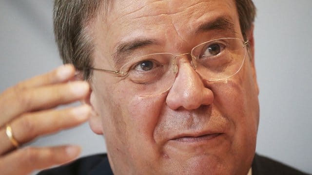 NRW-Ministerpräsident Armin Laschet fordert gleiche Zuschauer-Bedingungen für die Bundesligisten. NRW-Ministerpräsident Armin Laschet fordert gleiche Zuschauer-Bedingungen für die Bundesligisten.