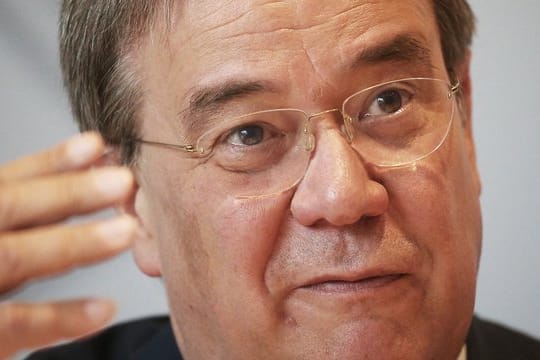 NRW-Ministerpräsident Armin Laschet fordert gleiche Zuschauer-Bedingungen für die Bundesligisten.