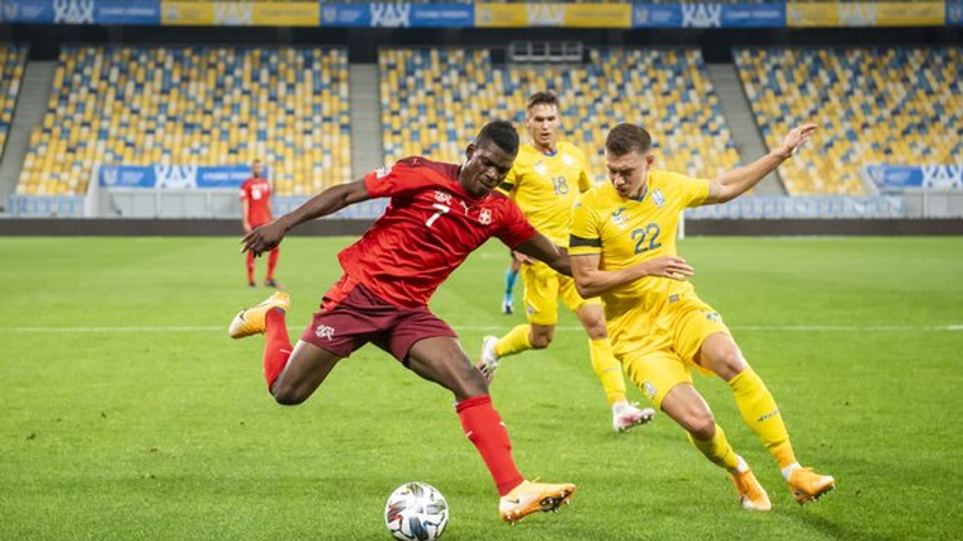 Die Schweizer um Breel Embolo (l) verloren in der Ukraine.