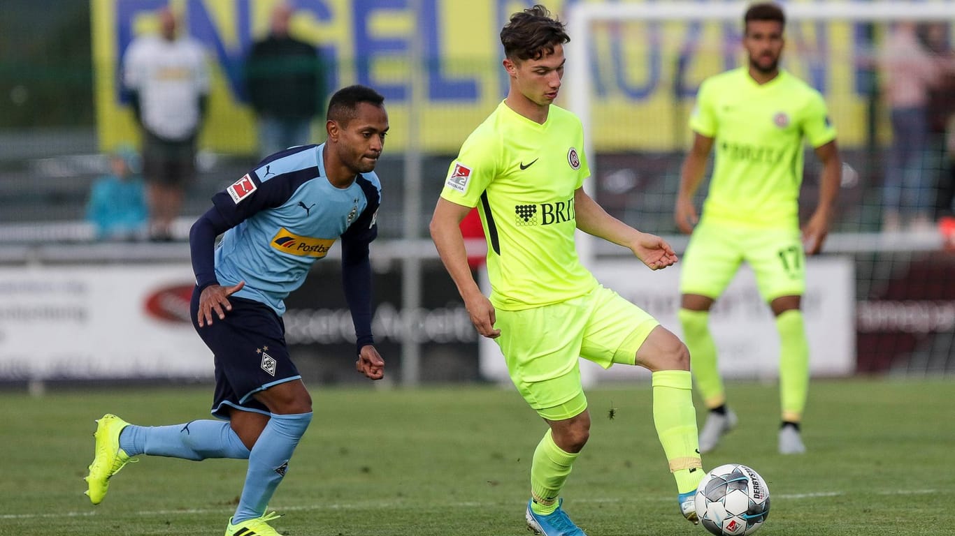 Tobias Mißner (rechts) am Ball: Der Defensivspieler wechselt in die U23 von Mainz 05.