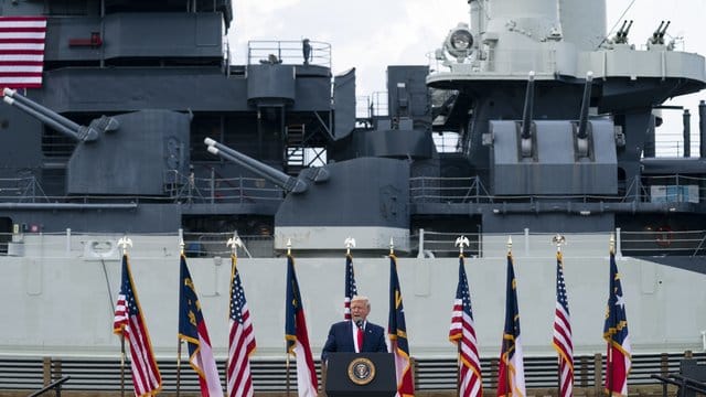 Donald Trump, Präsident der USA, spricht vor dem ehemaligen Schlachtschiff "USS Battleship North Carolina" während einer Veranstaltung zur Ernennung von Wilmington zur Gedenkstadt an den Zweiten Weltkrieg. Donald Trump, Präsident der USA, spricht vor dem ehemaligen Schlachtschiff "USS Battleship North Carolina" während einer Veranstaltung zur Ernennung von Wilmington zur Gedenkstadt an den Zweiten Weltkrieg.