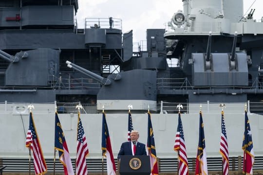 Donald Trump, Präsident der USA, spricht vor dem ehemaligen Schlachtschiff "USS Battleship North Carolina" während einer Veranstaltung zur Ernennung von Wilmington zur Gedenkstadt an den Zweiten Weltkrieg.